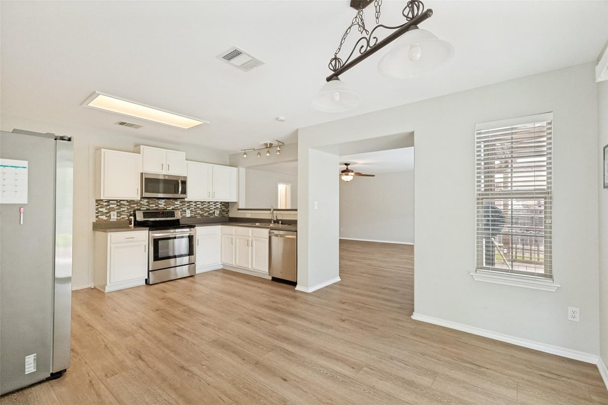 Living area at 1107 Fox Sparrow Cv - 7 bed 2 bath home
