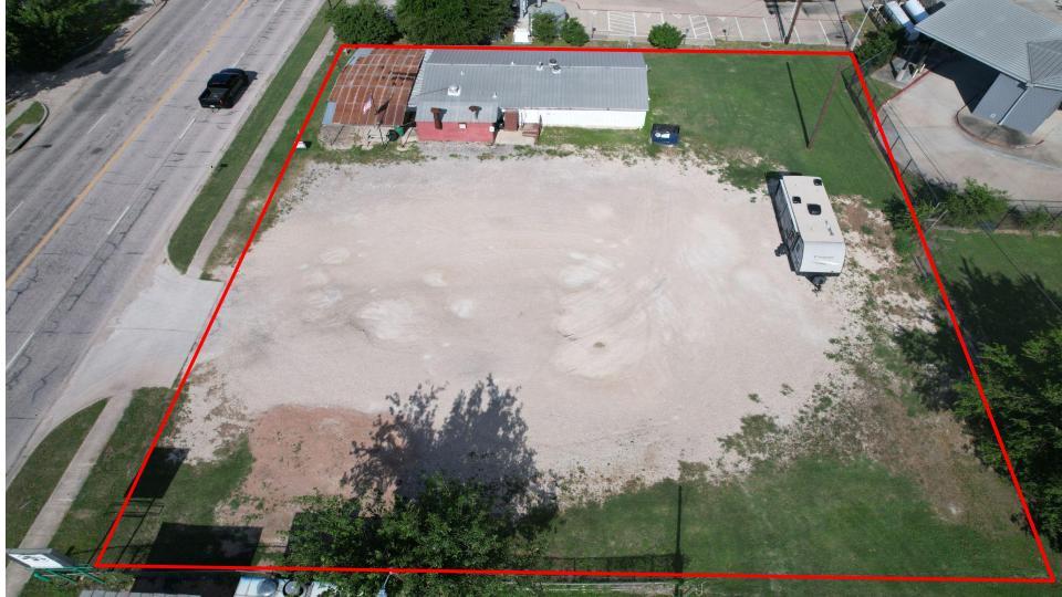 1107 W 2nd ST - front exterior - Luxury home in Rd Add, Taylor, TX