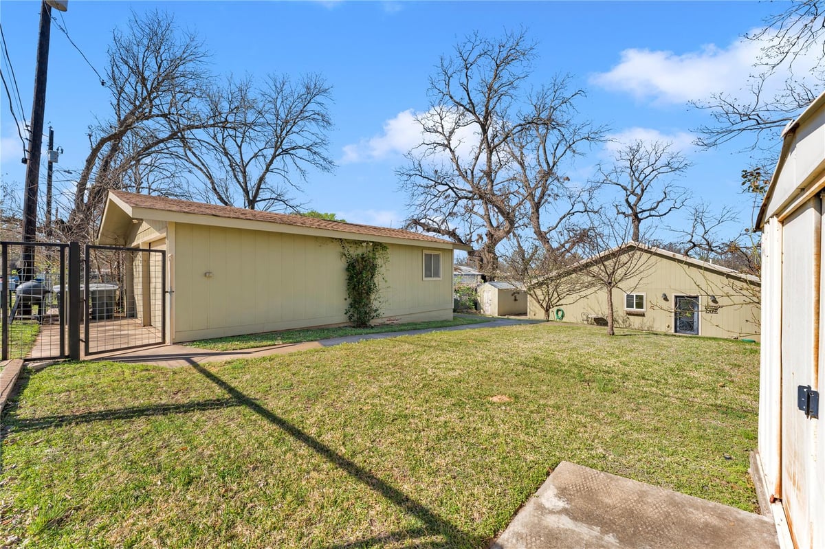 Living area at 1108 S Lakeside Dr - 3 bed 2 bath home