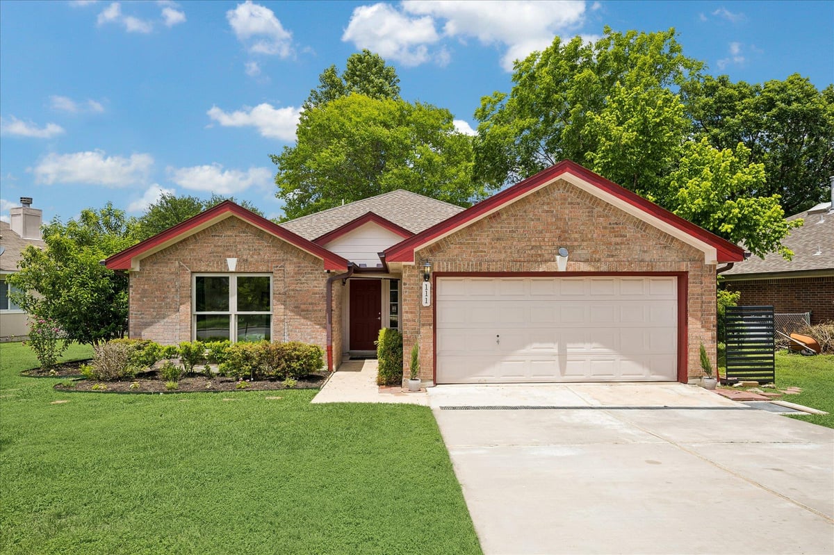 111 Finch LN - front exterior - Luxury home in University Park, Georgetown, TX
