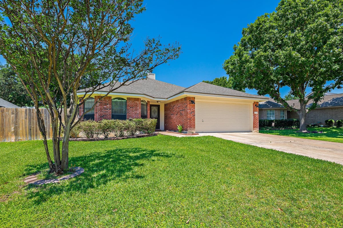 View 111 Stephen LN in Katy Crossing Sec 03-B PUD 111 Stephen LN - front exterior - Luxury home in Katy Crossing Sec 03-B PUD, Georgetown, TX