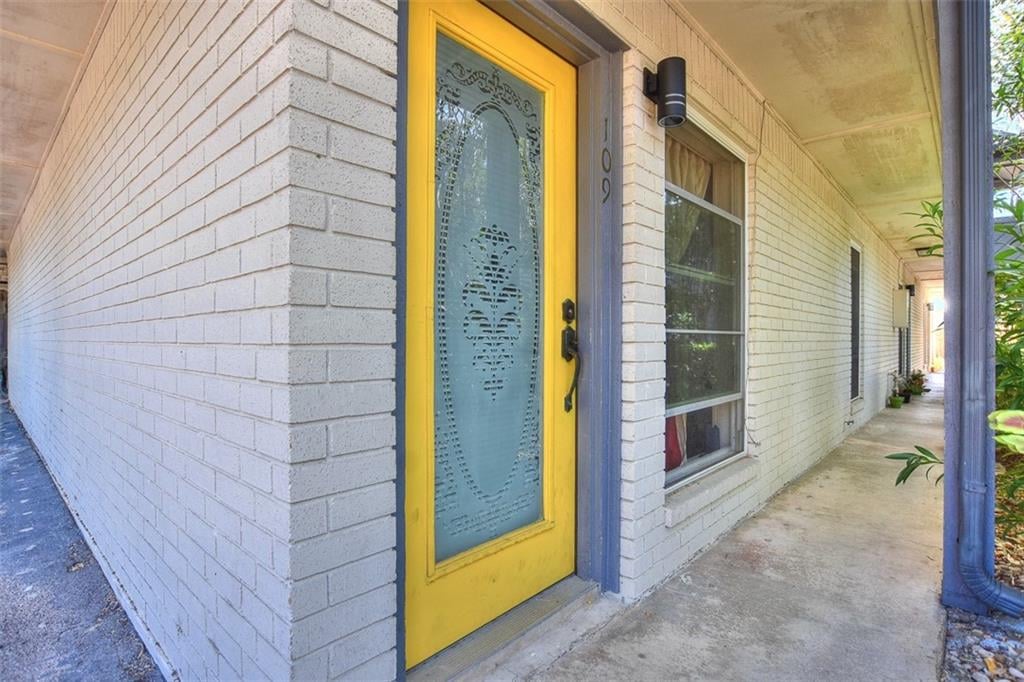 View 1111 W 10th ST Unit #109 in Old Castle Hill Condo Amd 1111 W 10th ST Unit #109 - front exterior - Luxury home in Old Castle Hill Condo Amd, Austin, TX