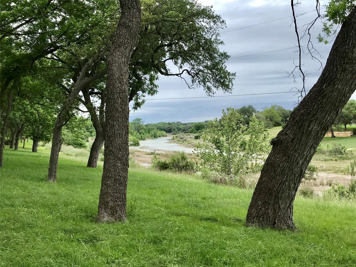 Virtual tour of 1113 Hidden Valley Rd