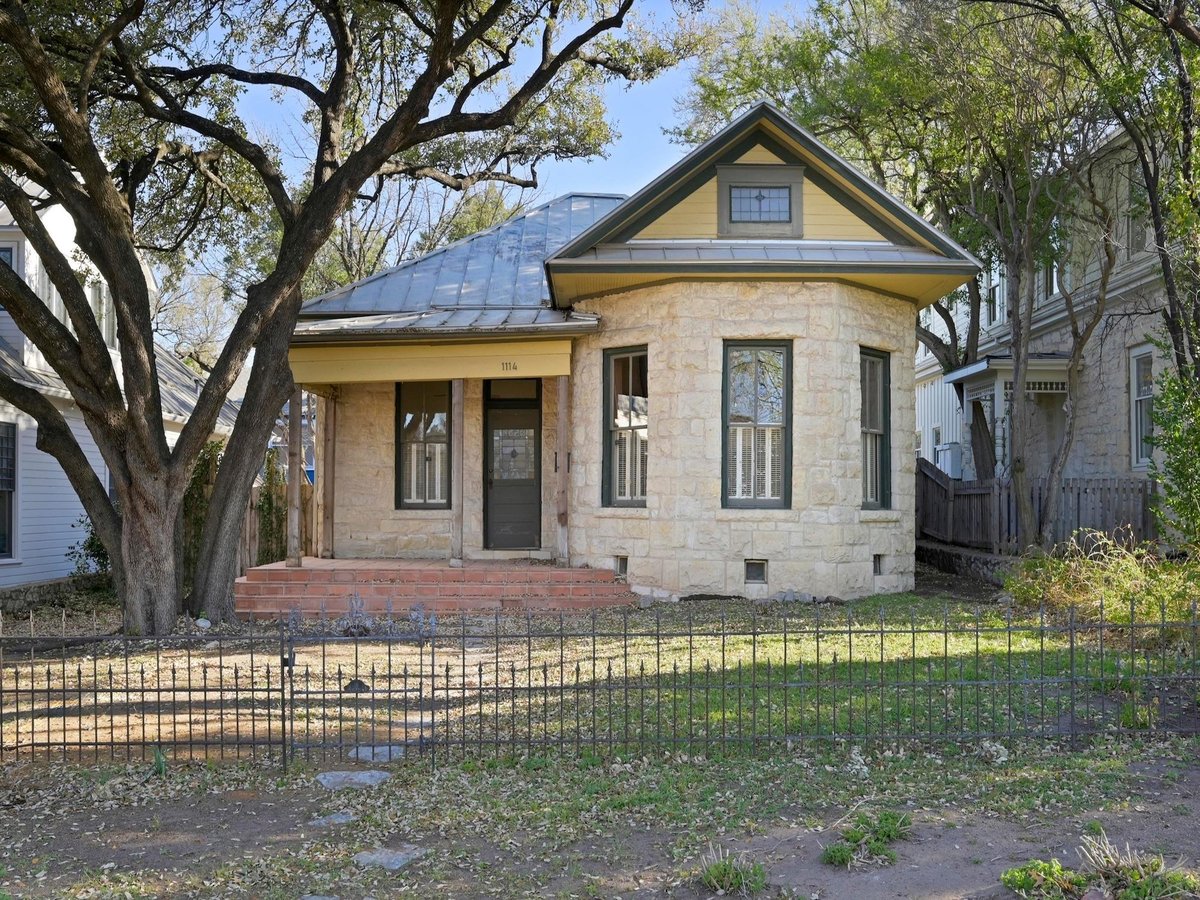 View 1114 W 10th ST in Silliman 1114 W 10th ST - property photo 1 - Luxury home in Silliman, Austin, TX