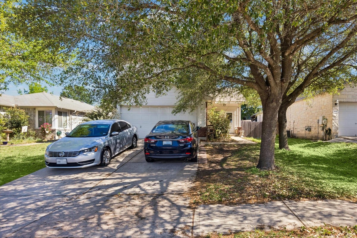 View 1116 Teapot Dr in Gaston-Sheldon Sec 03 1116 Teapot Dr - front exterior - Luxury home in Gaston-Sheldon Sec 03, Pflugerville, TX