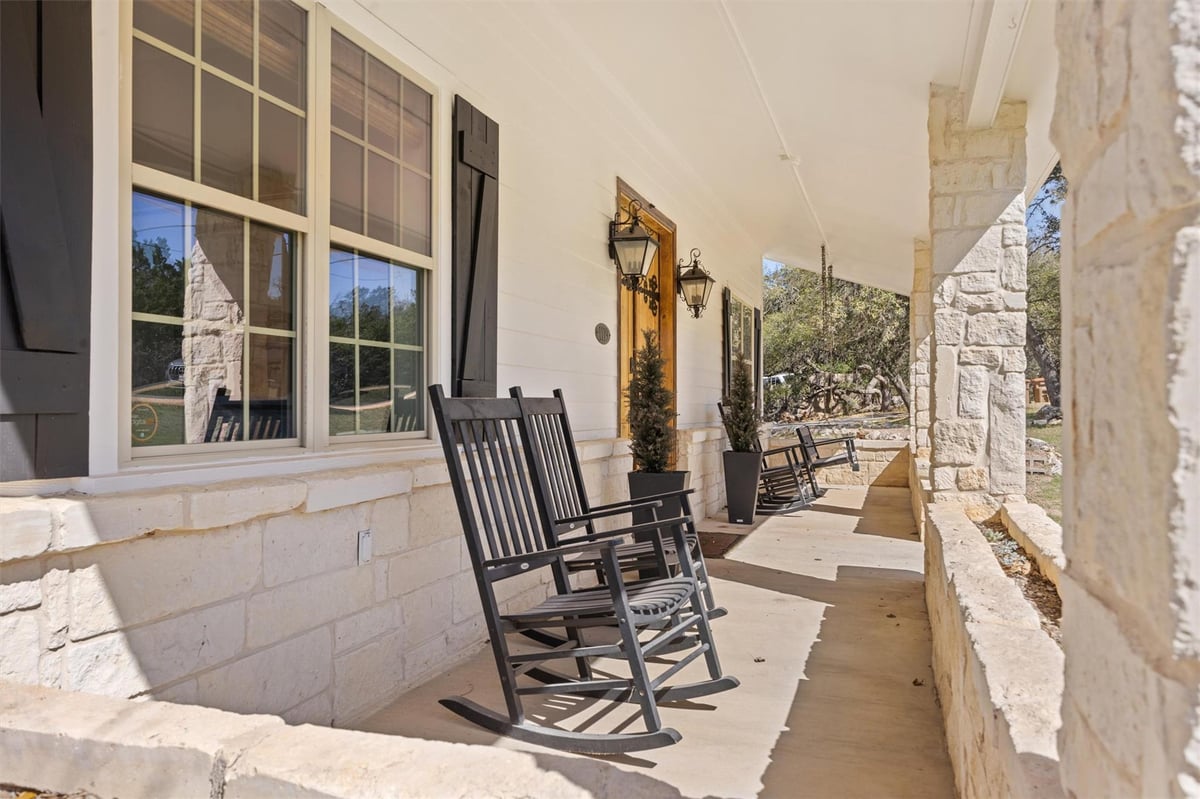 Living area at 1119 Stoneyridge Dr - 5 bed 3 bath home