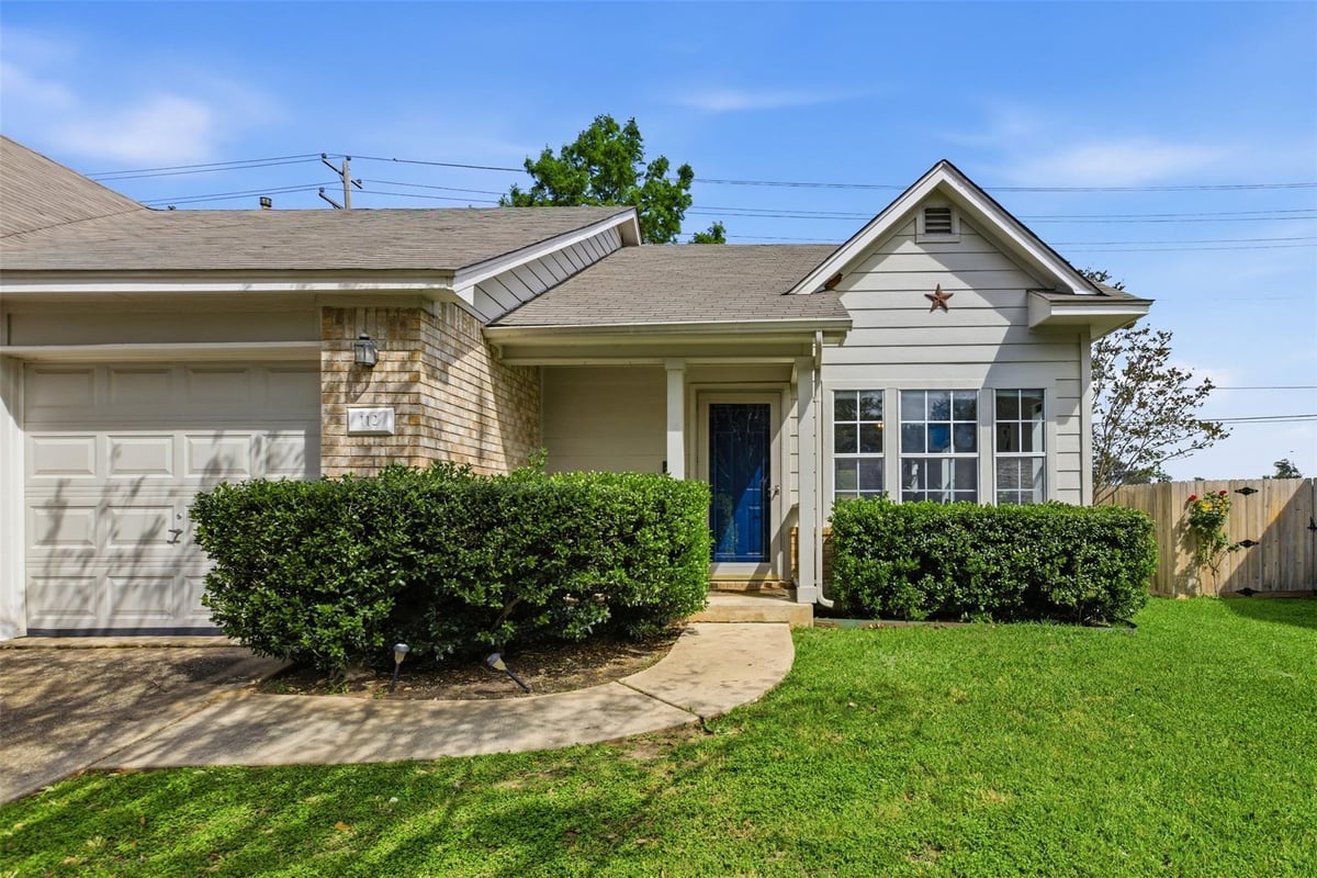 112 Prairie Springs LOOP - front exterior - Luxury home in Katy Crossing Sec 02 Pud, Georgetown, TX