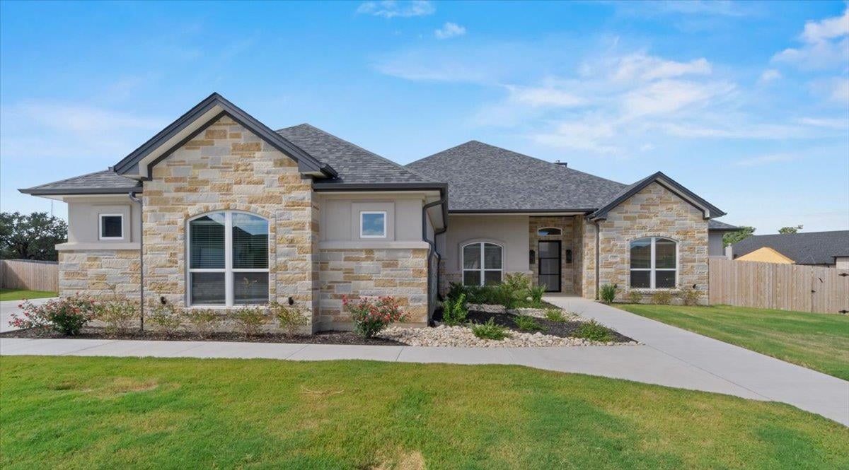 View 112 Vista De Luna Ln in Lago Terra Ph Ii 112 Vista De Luna Ln - front exterior - Luxury home in Lago Terra Ph Ii, Belton, TX