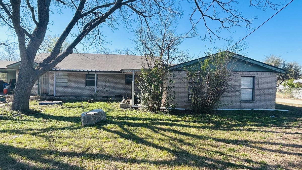 View 1120 W Goforth Rd in Lifschultz 1120 W Goforth Rd - front exterior - Luxury home in Lifschultz, Buda, TX