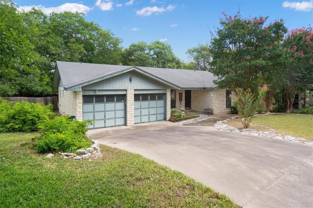 Virtual tour of 11206 Hidden Bluff Dr
