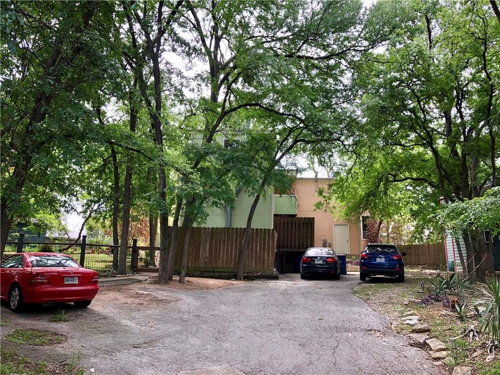 View 1121 Bluebonnet LN in South Lund Park Sec 05 1121 Bluebonnet LN - property photo 1 - Luxury home in South Lund Park Sec 05, Austin, TX