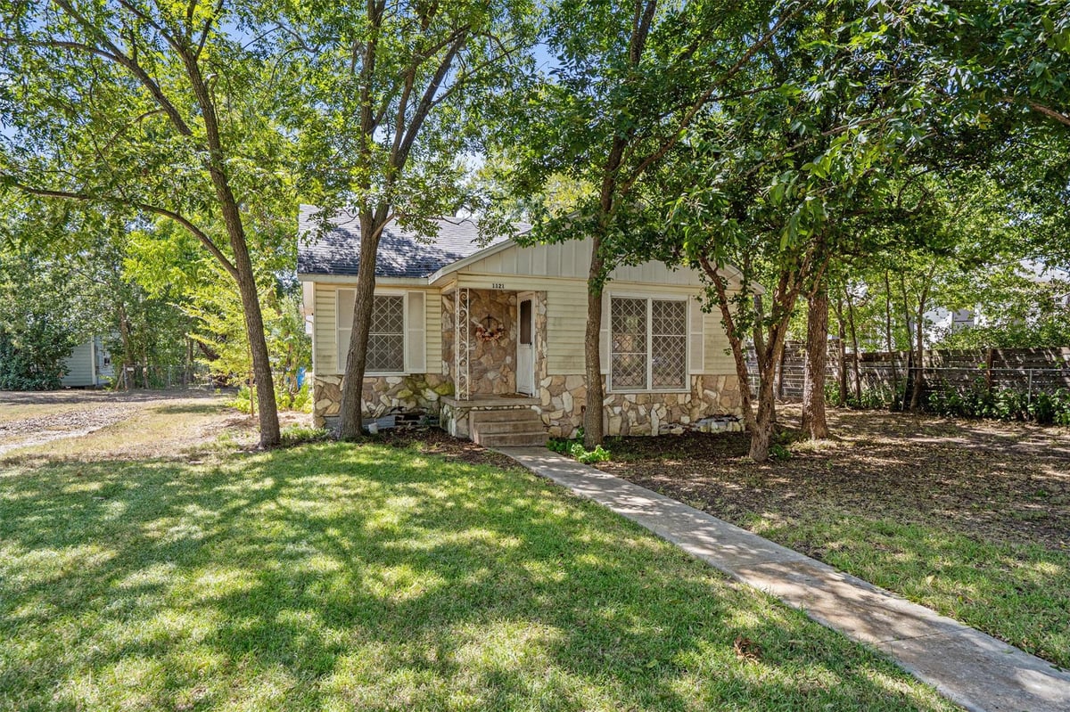 View 1121 Lexington ST in King 1121 Lexington ST - property photo 1 - Luxury home in King, Taylor, TX