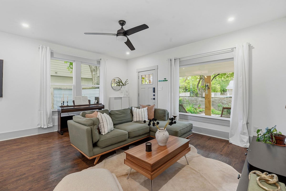 Living area at 1122 Gunter St - 2 bed 1 bath home