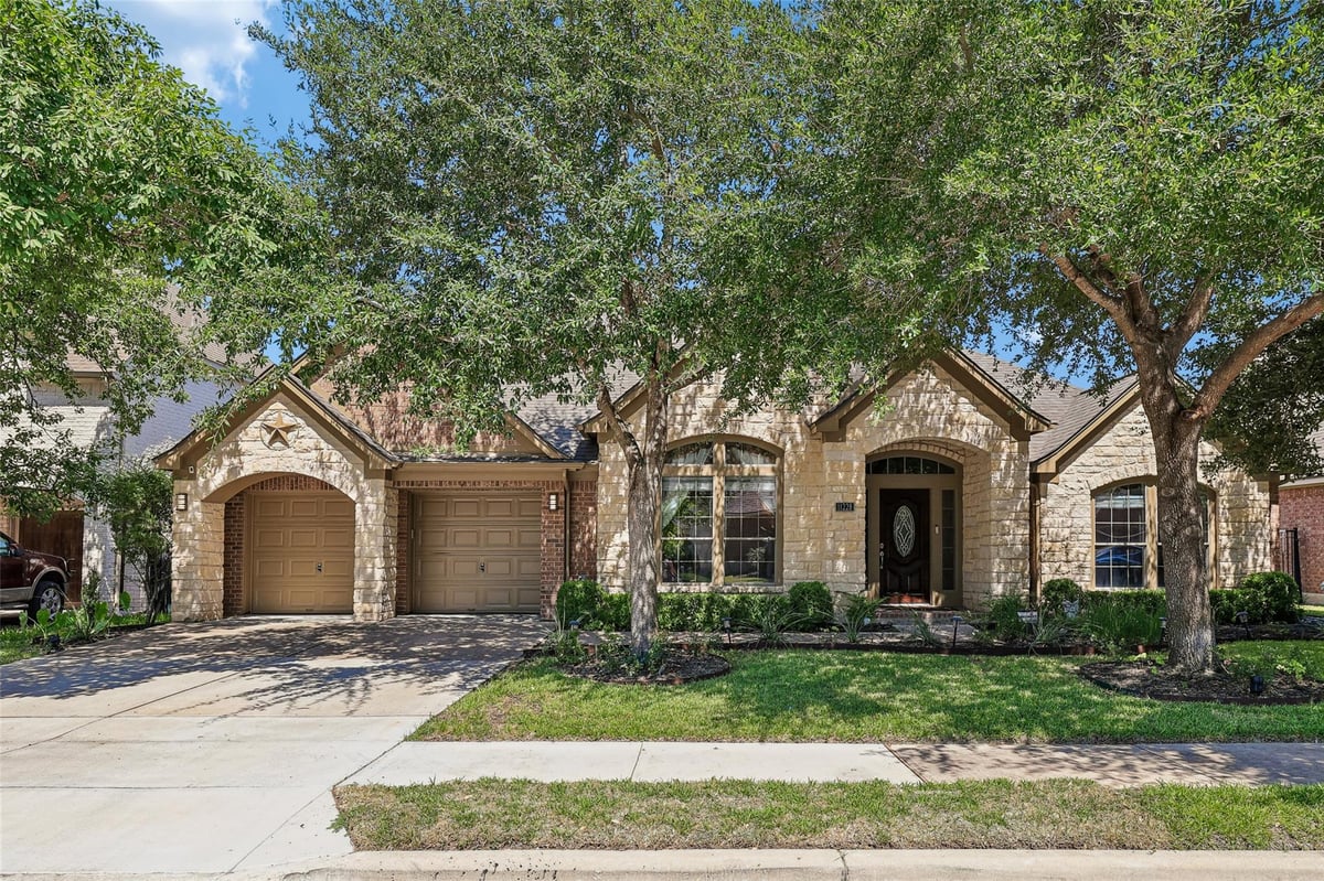 View 11228 Terrace Meadow WAY in Shadowglen Ph 01 Sec 01 B 11228 Terrace Meadow WAY - property photo 1 - Luxury home in Shadowglen Ph 01 Sec 01 B, Manor, TX