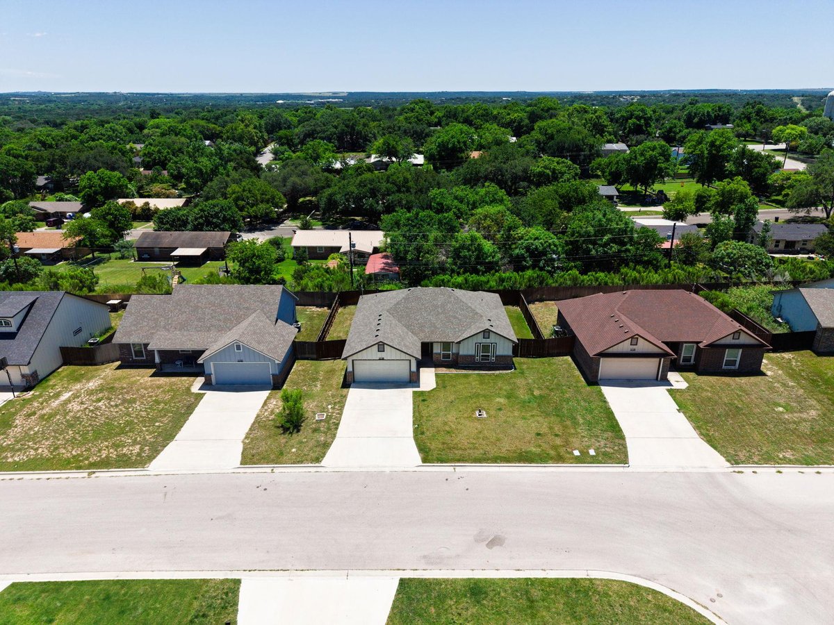 View 1124 Limestone DR in Stone Valley 1124 Limestone DR - property photo 1 - Luxury home in Stone Valley, Lampasas, TX