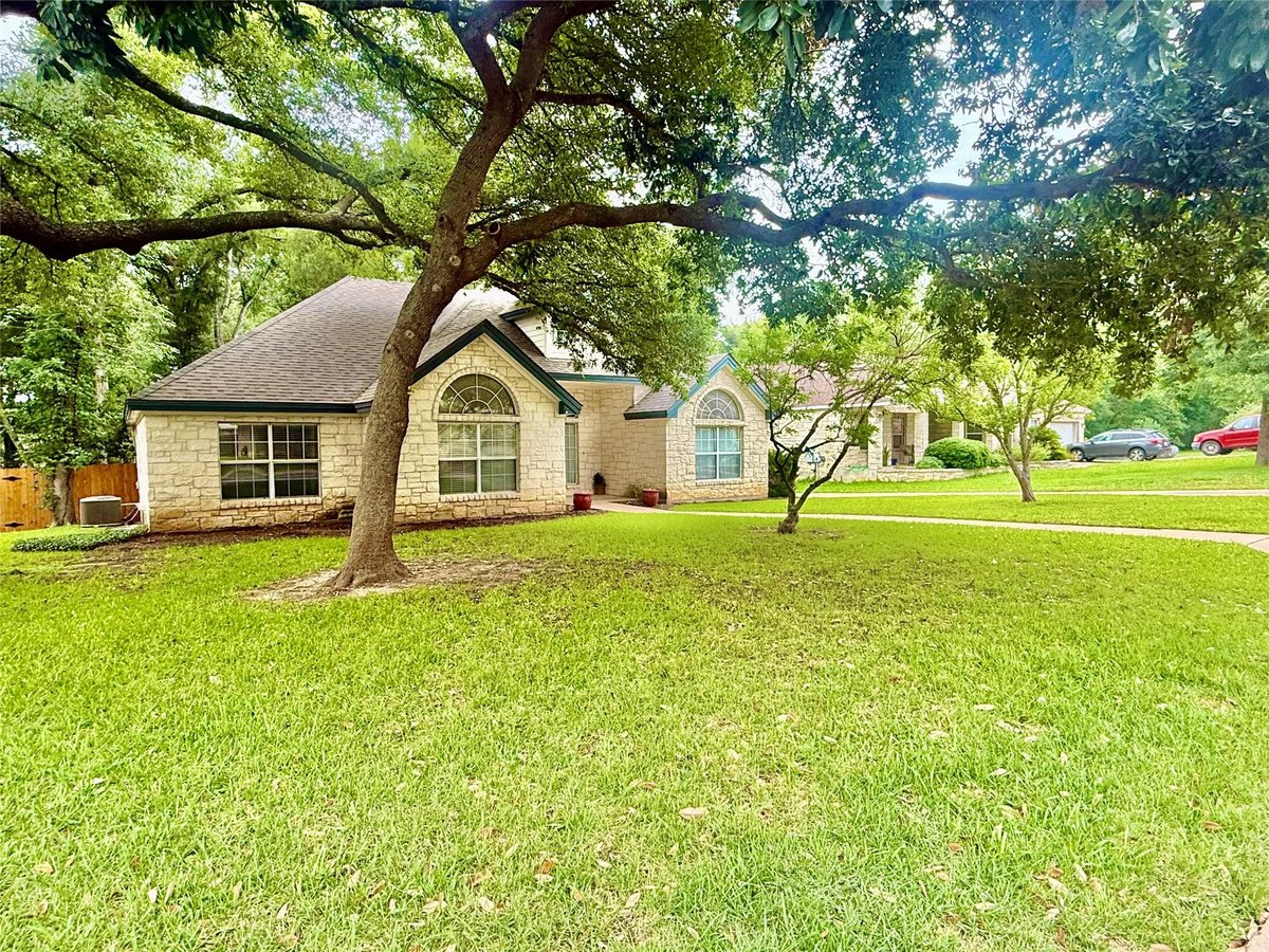 View 1127 Robin Rd in Parkdale 1127 Robin Rd - front exterior - Luxury home in Parkdale, Elgin, TX