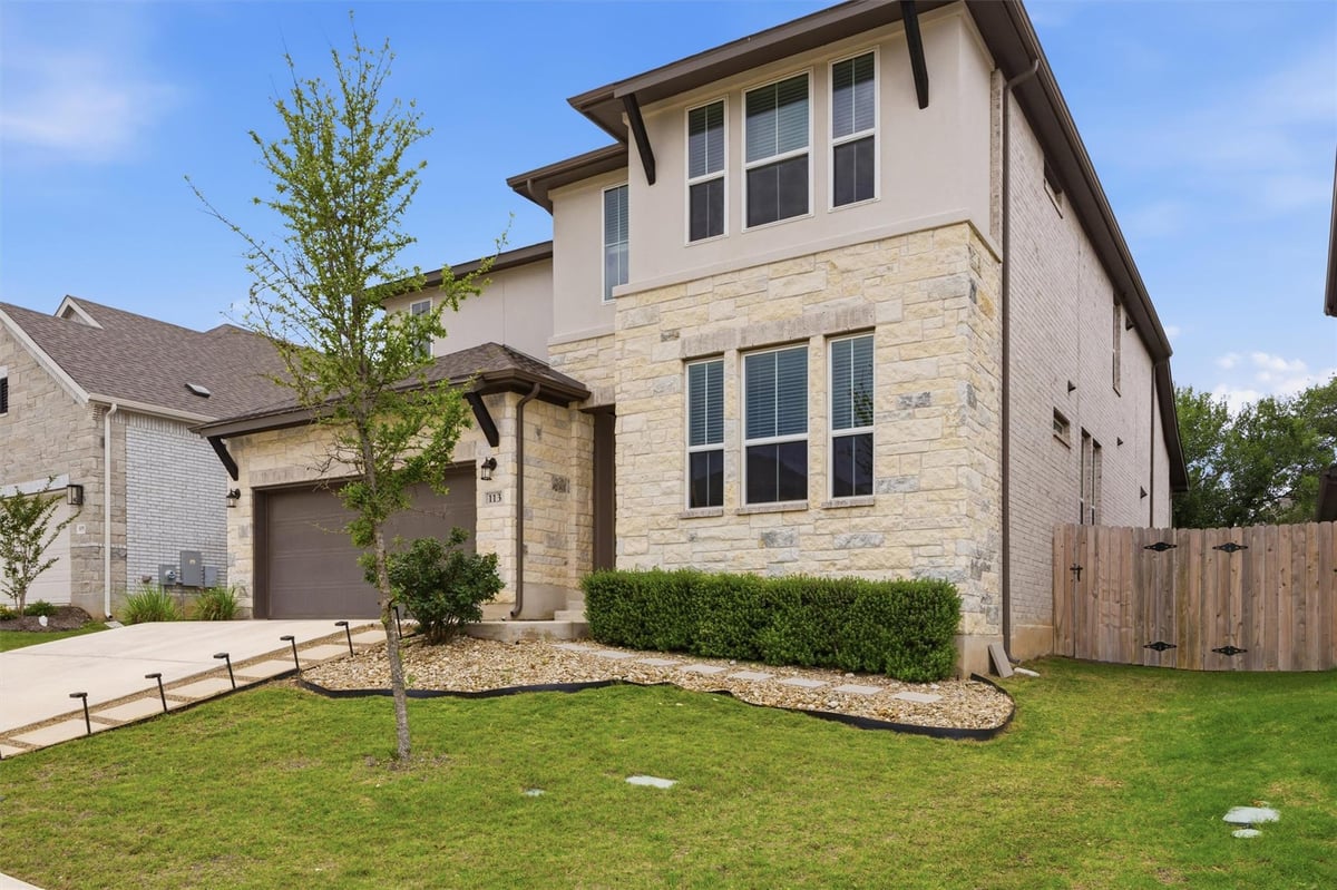 Living area at 113 Chimney Stone Trl - 4 bed 3 bath home