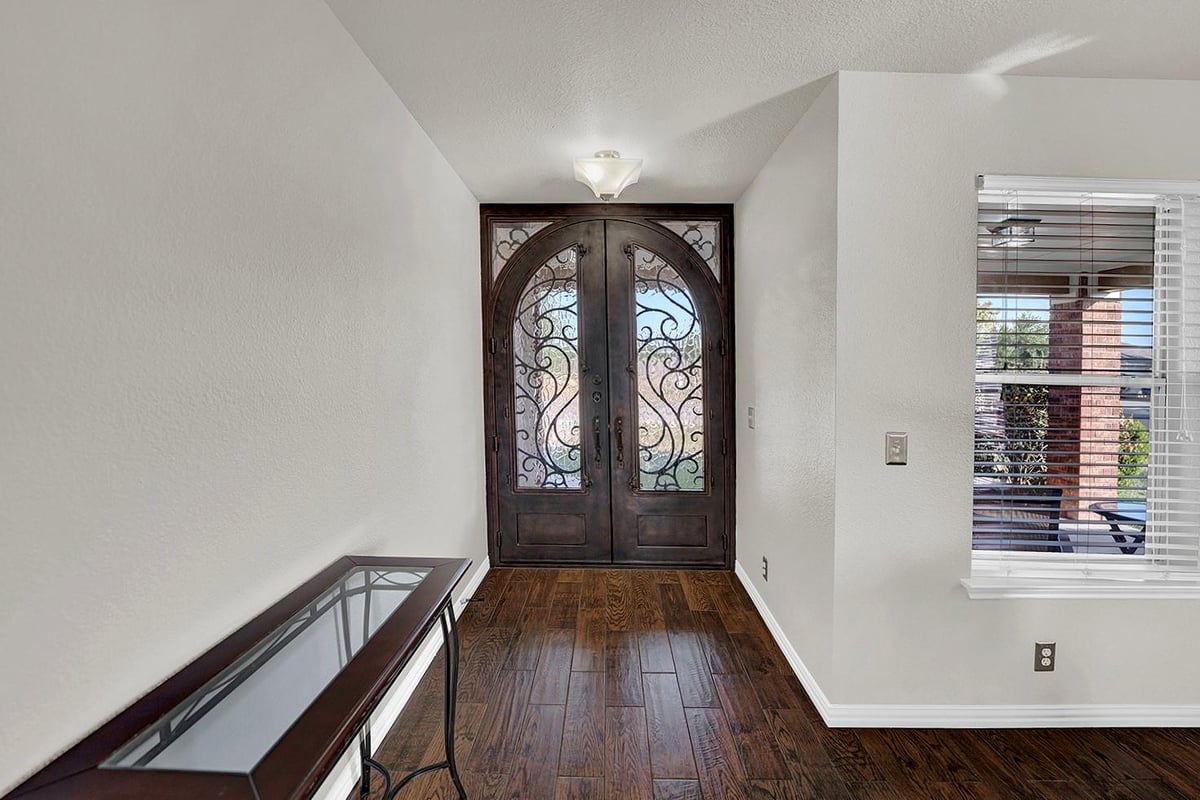 Primary bedroom at 113 Endeavour - 6 bed 3 bath home
