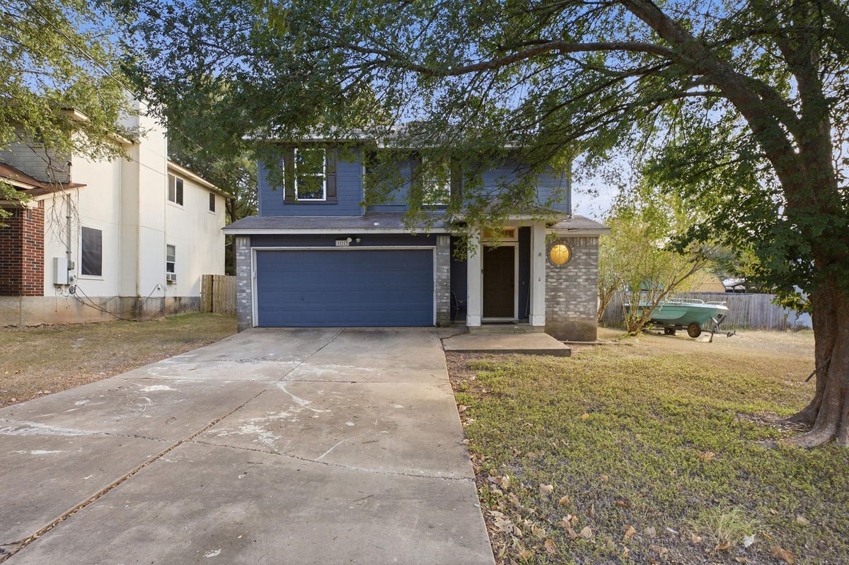 View 113 Songbird CT in Elm Ridge 113 Songbird CT - property photo 1 - Luxury home in Elm Ridge, Cedar Creek, TX