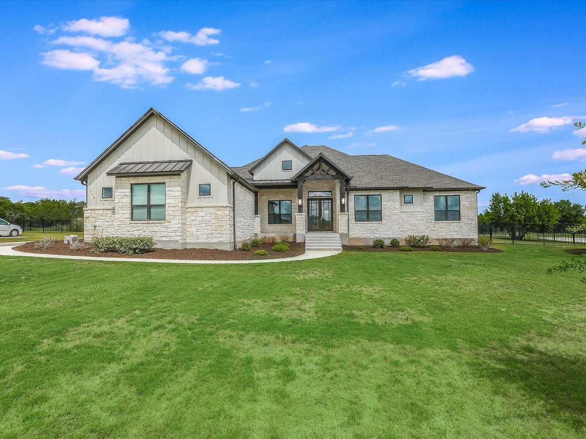 113 Tesoro Perdido Cv - front exterior - Luxury home in Tesoro Sub Secs 2 & 4, Liberty Hill, TX
