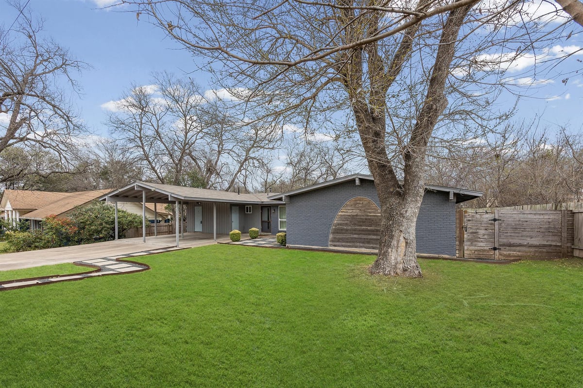 Living area at 11301 Oakwood Dr - Eubank Acres Sec 03A, Austin, TX