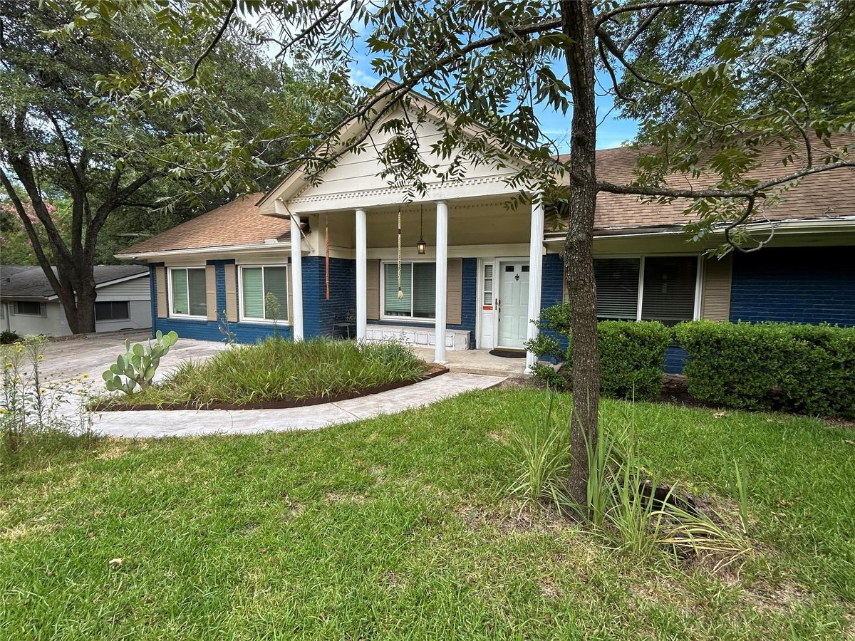 View 11303 Oakwood Dr in Eubank Acres Sec 03a 11303 Oakwood Dr - front exterior - Luxury home in Eubank Acres Sec 03a, Austin, TX