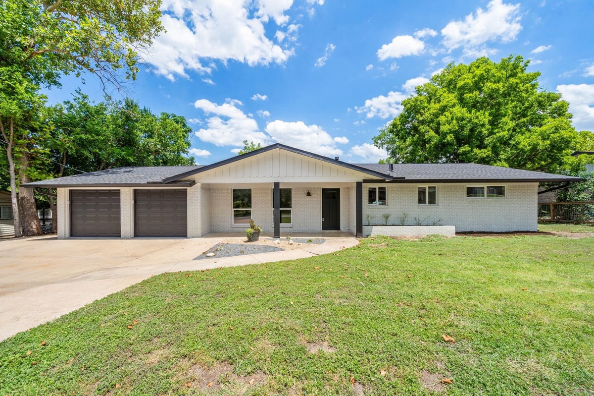 View 11305 Hunters Ln in Eubank Acres Sec 03 11305 Hunters Ln - front exterior - Luxury home in Eubank Acres Sec 03, Austin, TX