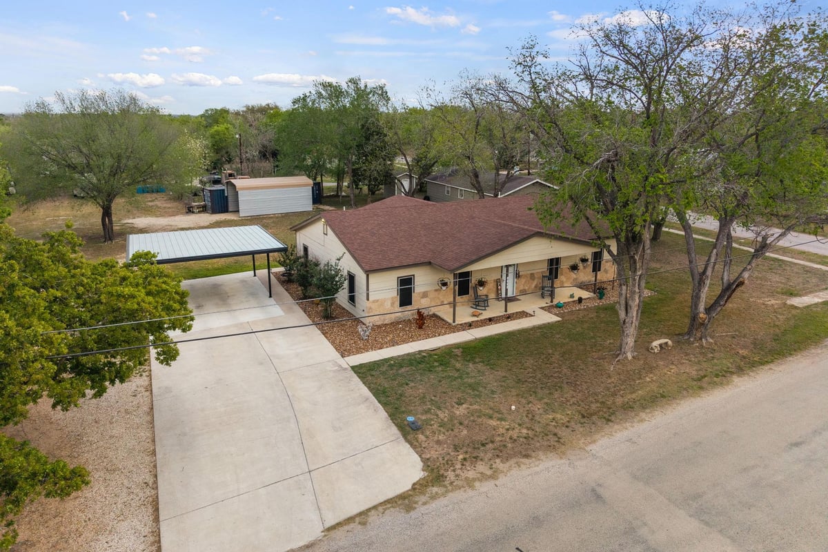 View 1131 E Fannin ST in Tw Pierce's Add 1131 E Fannin ST - front exterior - Luxury home in Tw Pierce's Add, Luling, TX