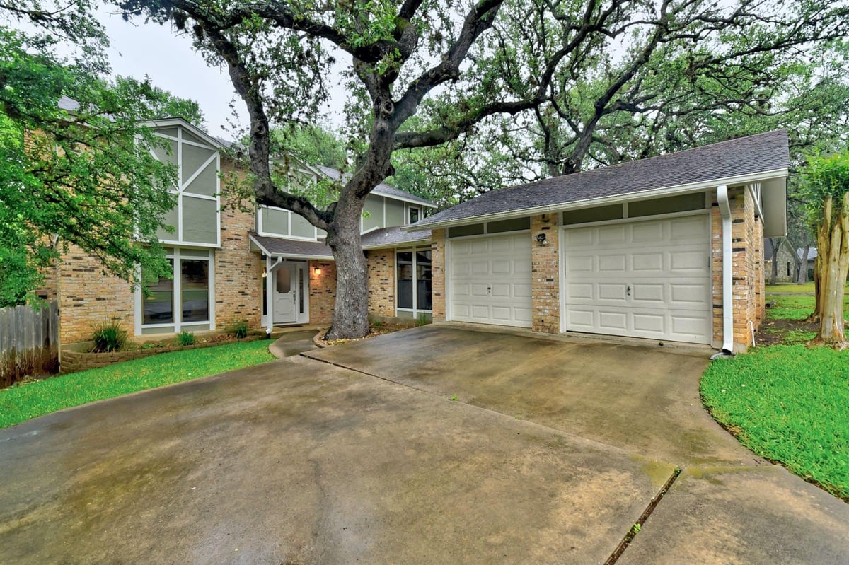 11313 Menodora DR - property photo 1 - Luxury home in Shady Hollow Sec 05 Ph 02, Austin, TX