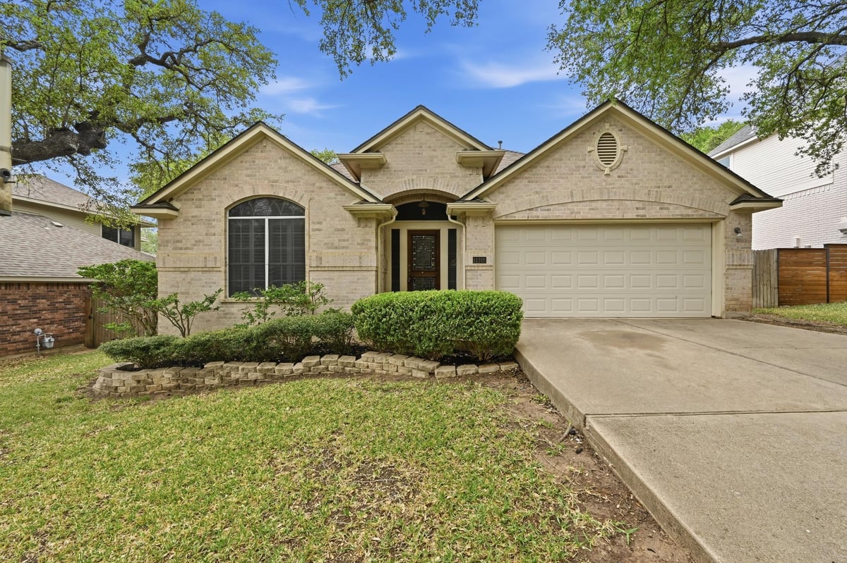 View 11318 Pebble Garden LN in Circle C Ranch Ph B Sec 14 11318 Pebble Garden LN - front exterior - Luxury home in Circle C Ranch Ph B Sec 14, Austin, TX