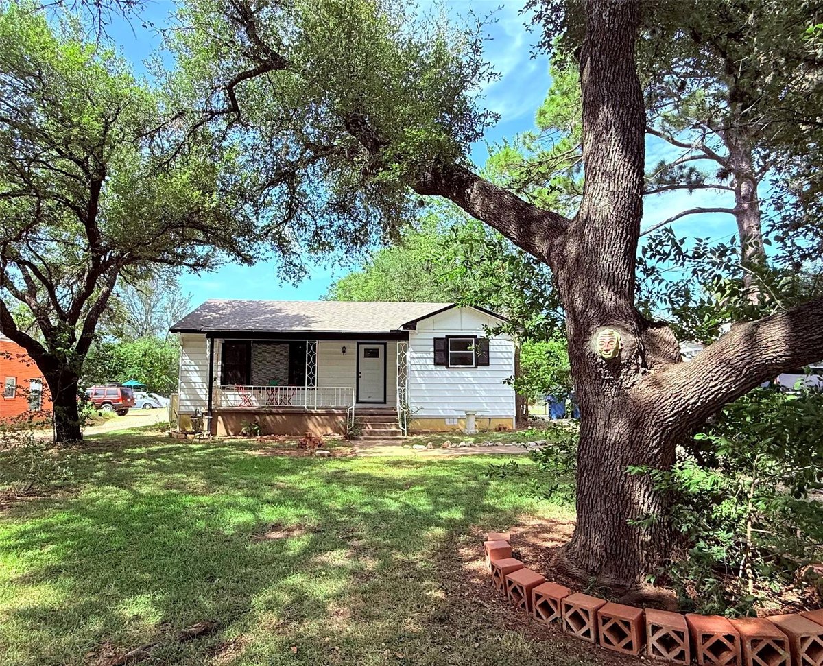 View 1133 N Avenue C in Martinson 1133 N Avenue C - front exterior - Luxury home in Martinson, Elgin, TX