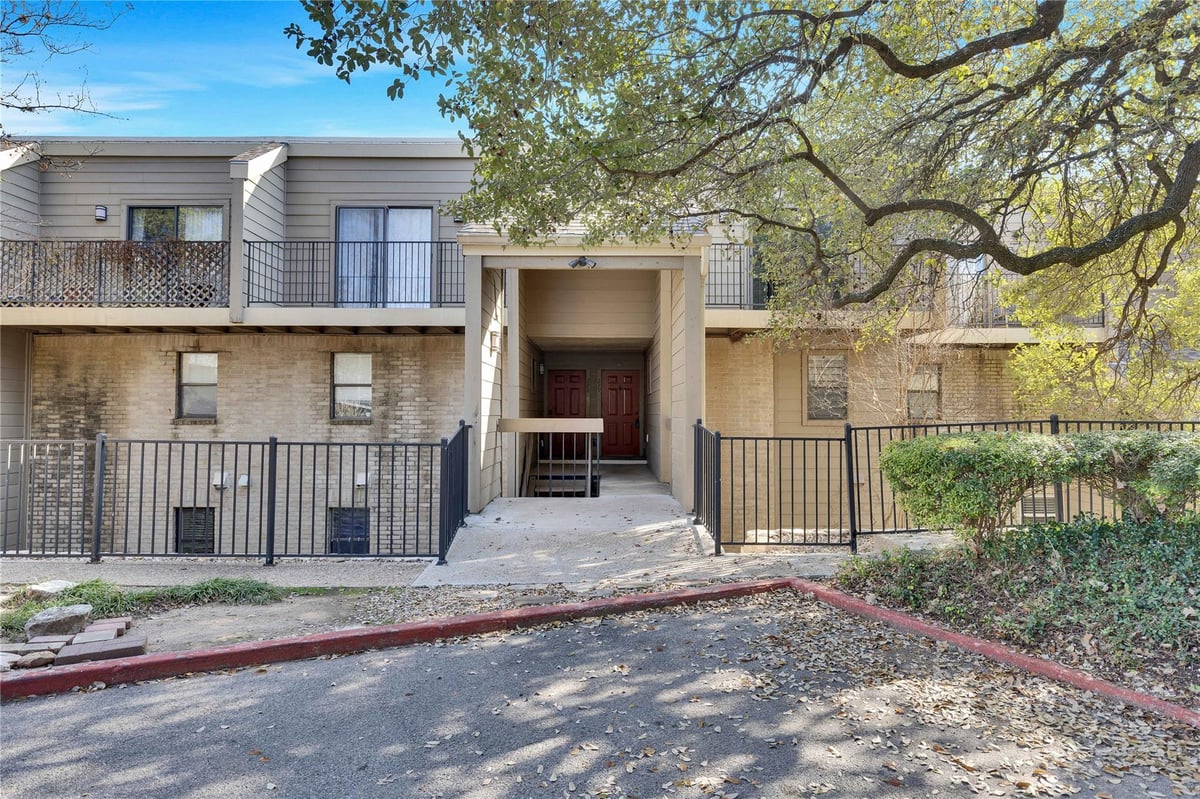 View 1135 Barton Hills DR Unit #229 in Springhollow Condo Amd 1135 Barton Hills DR Unit #229 - property photo 1 - Luxury home in Springhollow Condo Amd, Austin, TX