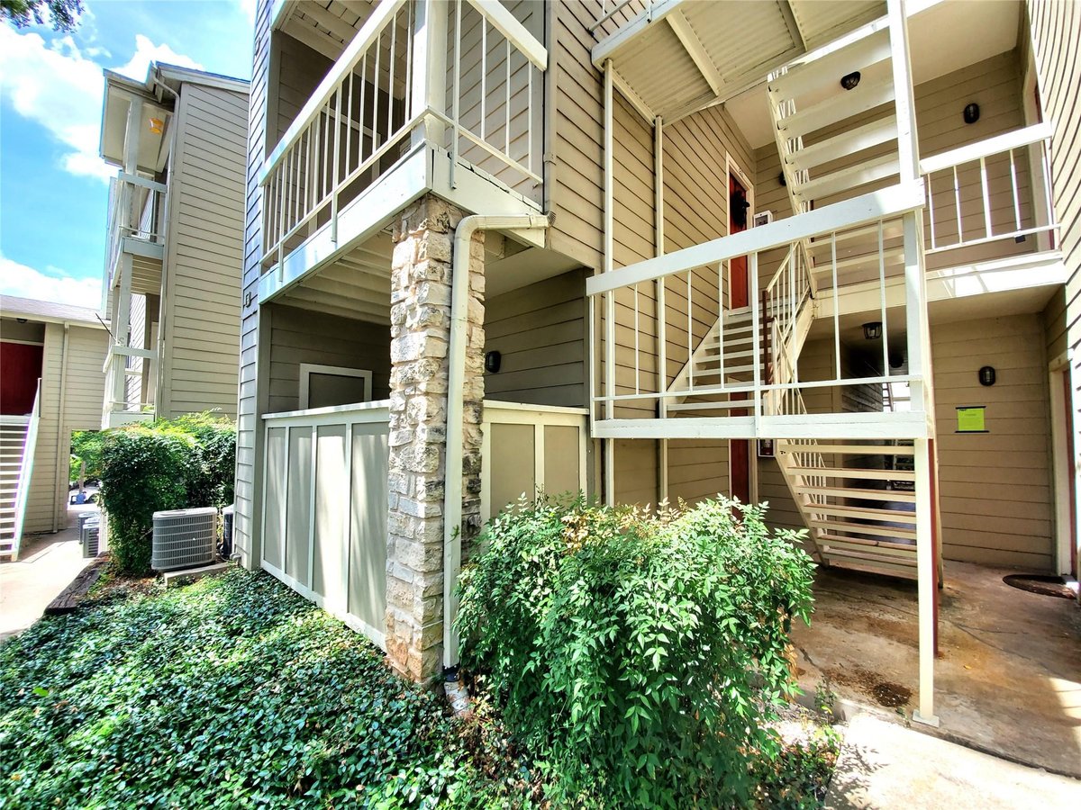 View 114 E 31st St Unit #113 in Hyde Park Oaks Condo 114 E 31st St Unit #113 - front exterior - Luxury home in Hyde Park Oaks Condo, Austin, TX