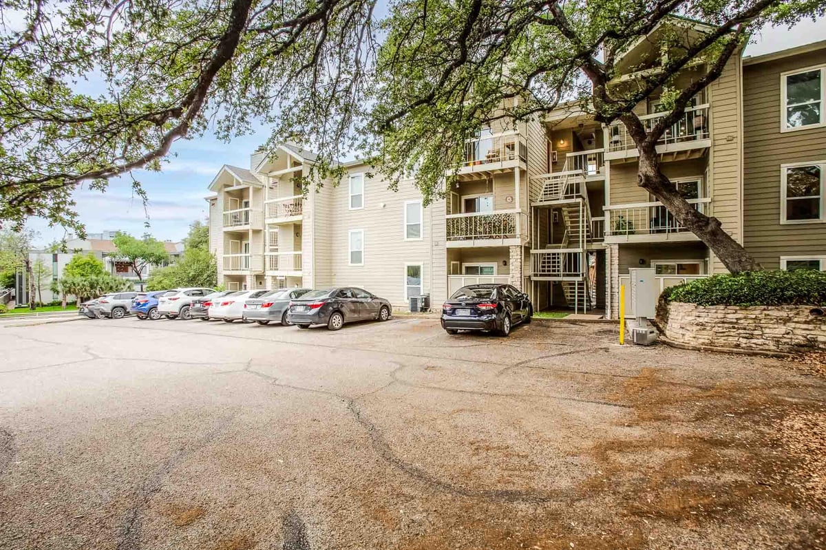 View 114 E 31st St Unit #207 in Hyde Park Oaks Condo 114 E 31st St Unit #207 - front exterior - Luxury home in Hyde Park Oaks Condo, Austin, TX