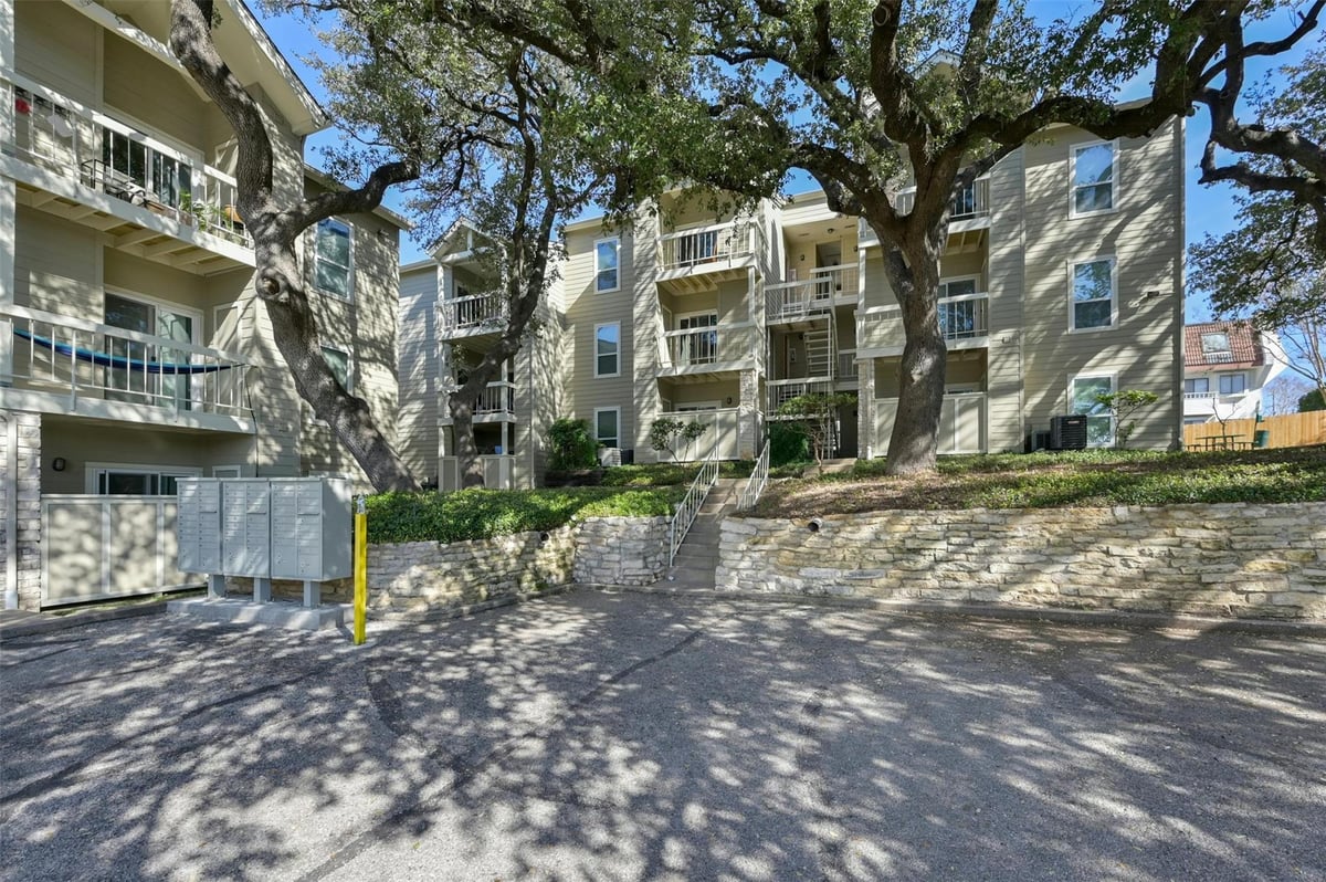 View 114 E 31st St Unit #212 in Hyde Park Oaks Condo 114 E 31st St Unit #212 - front exterior - Luxury home in Hyde Park Oaks Condo, Austin, TX