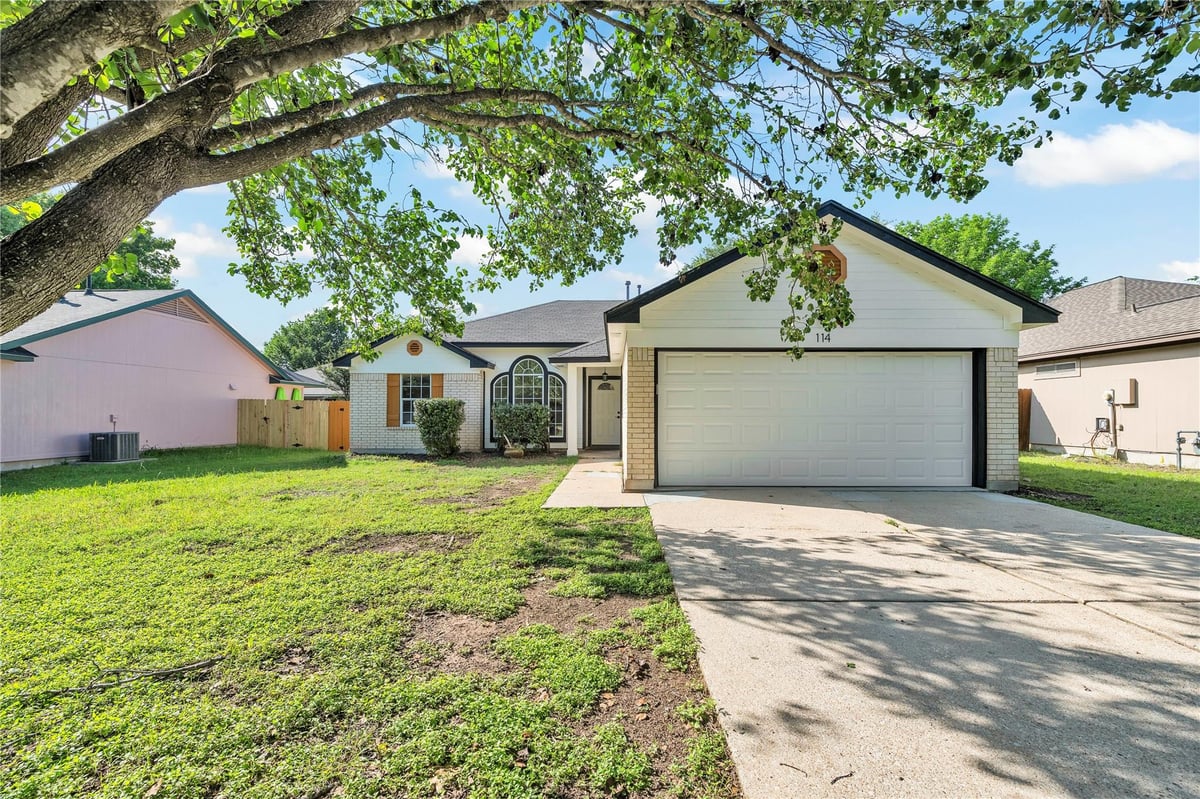 114 Evergreen Cir - front exterior - Luxury home in CRYSTAL KNOLL TERRACE PUD UN, Georgetown, TX