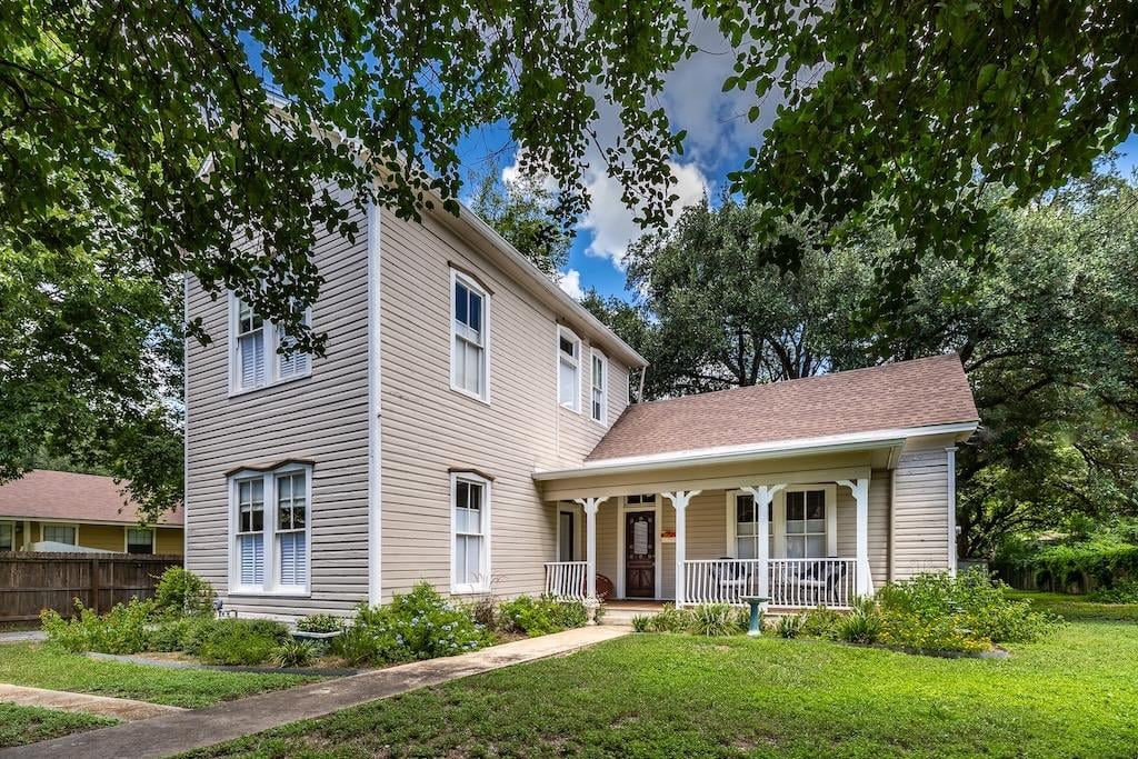 View 114 N College ST in GONZ TIER 1 114 N College ST - front exterior - Luxury home in GONZ TIER 1, Gonzales, TX