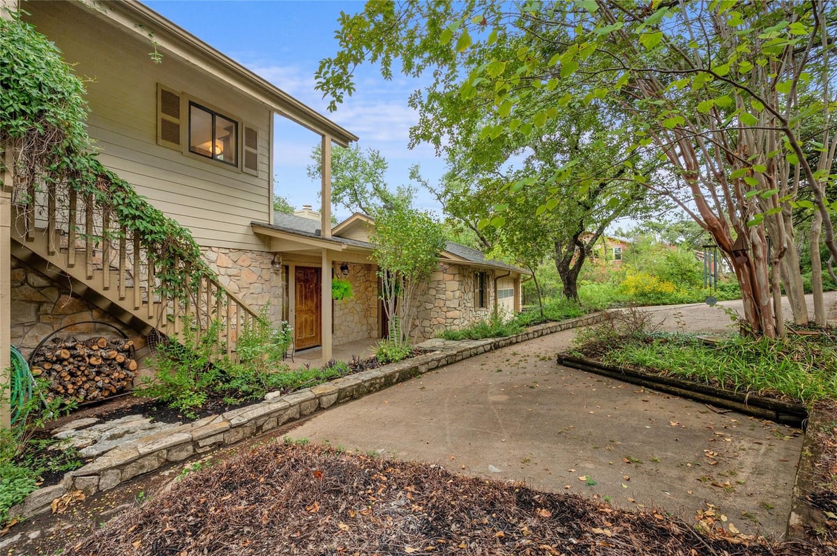 View 114 S Laurelwood Dr in Lake Ridge Estates Sec 03 114 S Laurelwood Dr - front exterior - Luxury home in Lake Ridge Estates Sec 03, Austin, TX