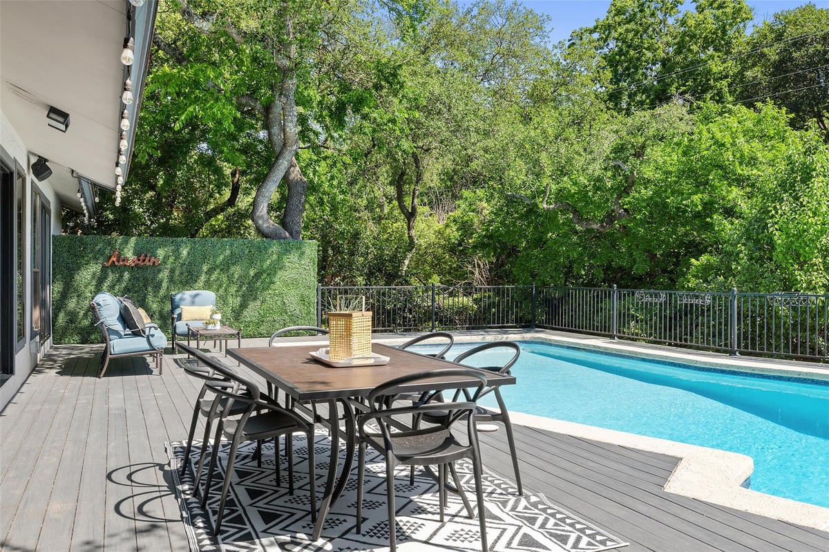 View 11405 Spicewood Pkwy in Spicewood At Balcones Villagesec 01 11405 Spicewood Pkwy - front exterior - Luxury home in Spicewood At Balcones Villagesec 01, Austin, TX