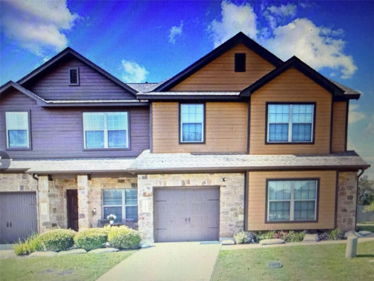 View 11409 Lost Maples TRL Unit #11409 in Ravenscroft Twnhms Amd 11409 Lost Maples TRL Unit #11409 - property photo 1 - Luxury home in Ravenscroft Twnhms Amd, Austin, TX