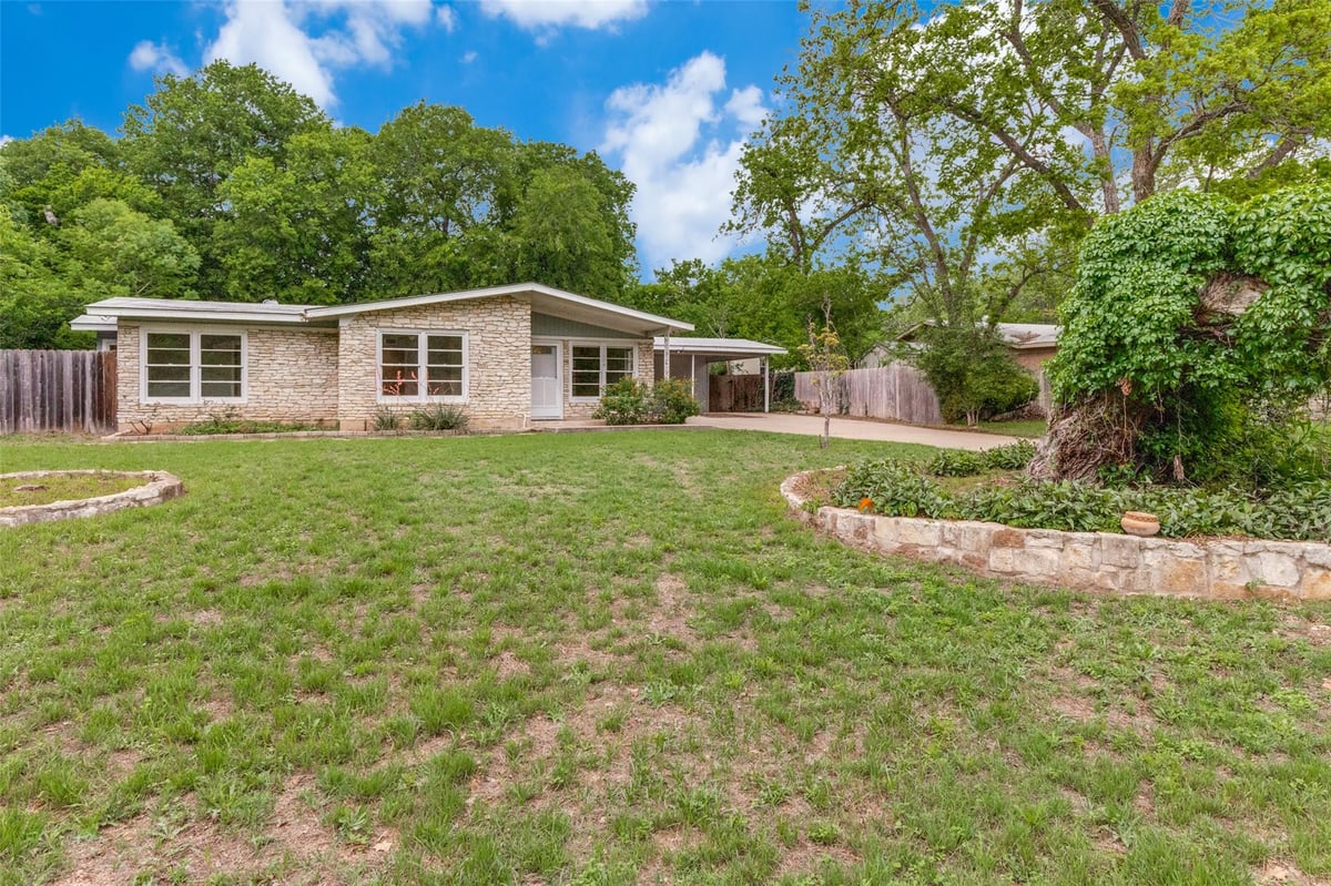 View 11504 Oakwood Dr in Eubank Acres Sec 02 11504 Oakwood Dr - front exterior - Luxury home in Eubank Acres Sec 02, Austin, TX