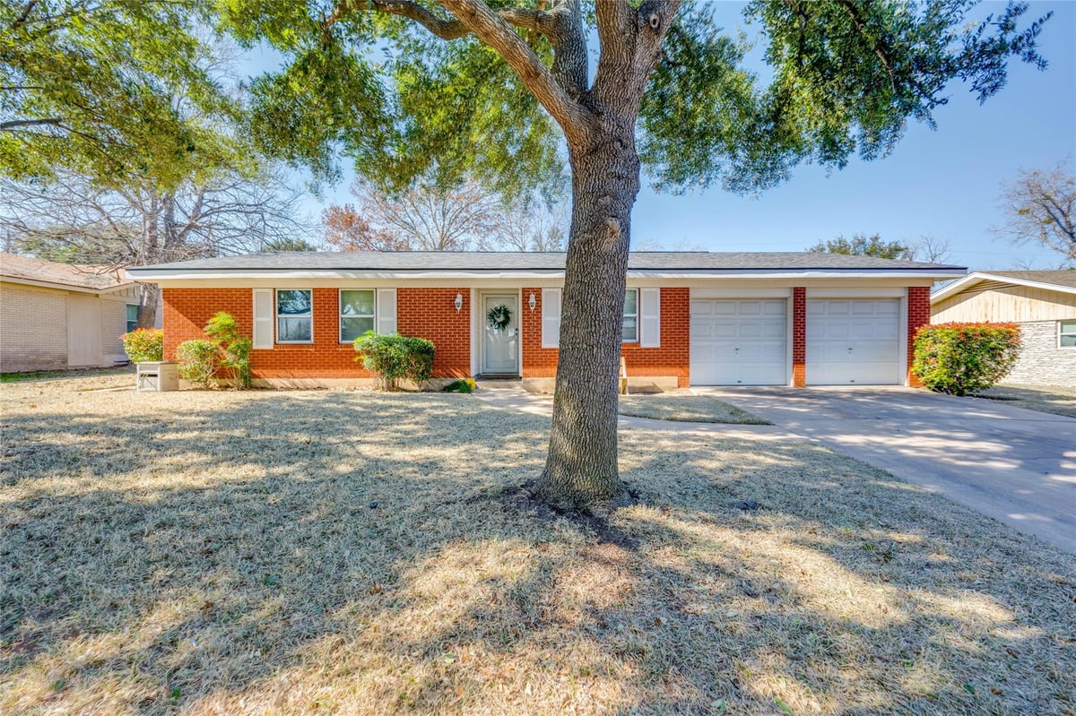 View 11512 Oak TRL in North Oaks Sec 02 11512 Oak TRL - property photo 1 - Luxury home in North Oaks Sec 02, Austin, TX