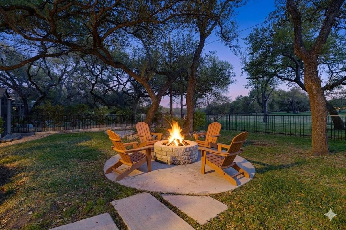 Living area at 11532 Spicewood Pkwy - 5 bed 2 bath home