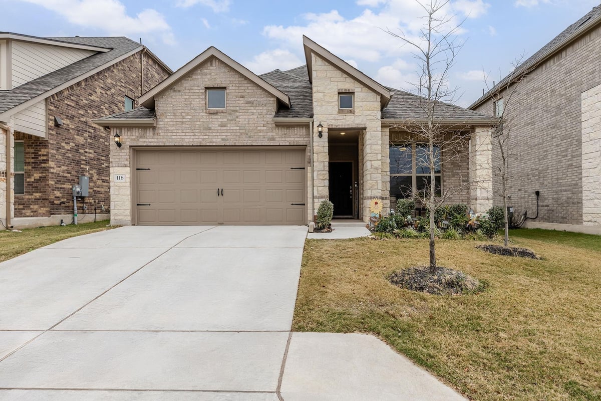 116 Raleigh DR - front exterior - Luxury home in Highland Village Ph Ii, Georgetown, TX