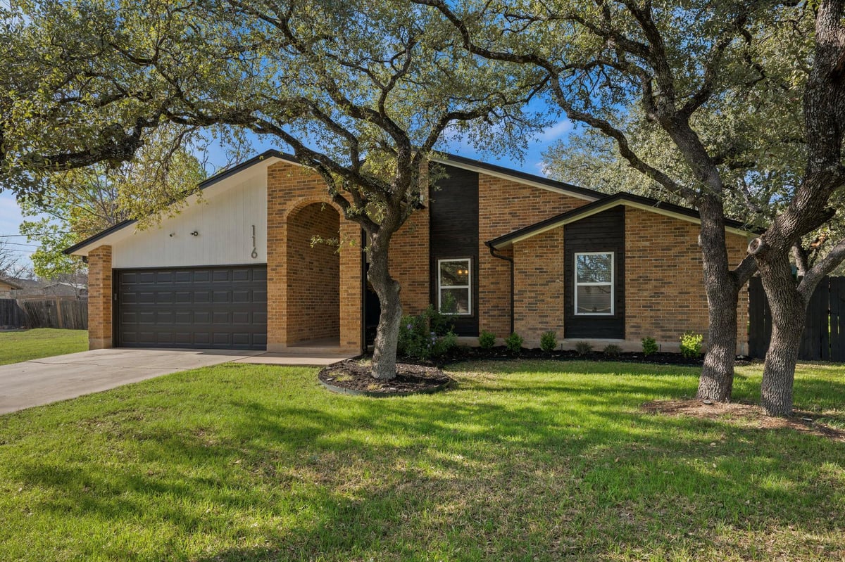 View 116 Southcross Rd in Oakcrest Estates 116 Southcross Rd - property photo 1 - Luxury home in Oakcrest Estates, Georgetown, TX