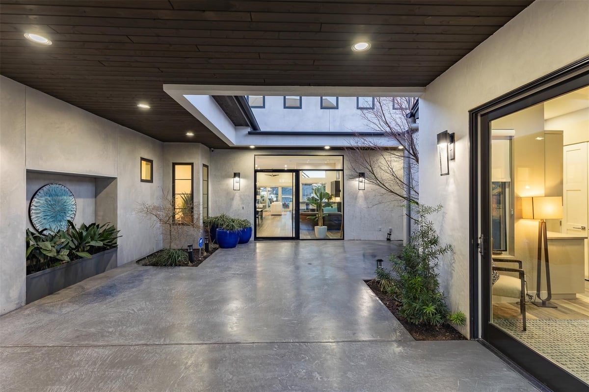 Living area at 116 Wennmohs Pl - 7 bed 7 bath home