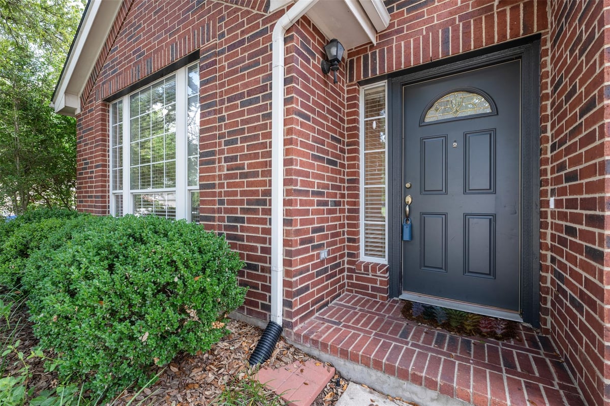 11619 Sonoma DR - front exterior - Luxury home in Lake Pointe Sec 03 Ph 01, Austin, TX