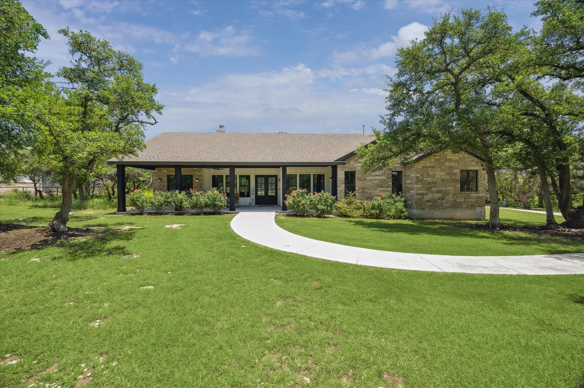 View 117 Esperanza Petal PASS in Mesa Vista Ranch 117 Esperanza Petal PASS - front exterior - Luxury home in Mesa Vista Ranch, Liberty Hill, TX