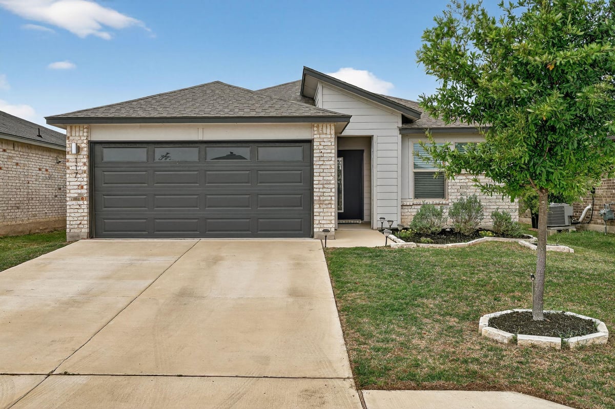 117 Halford Rd - front exterior - Luxury home in Tres Tierras, Georgetown, TX