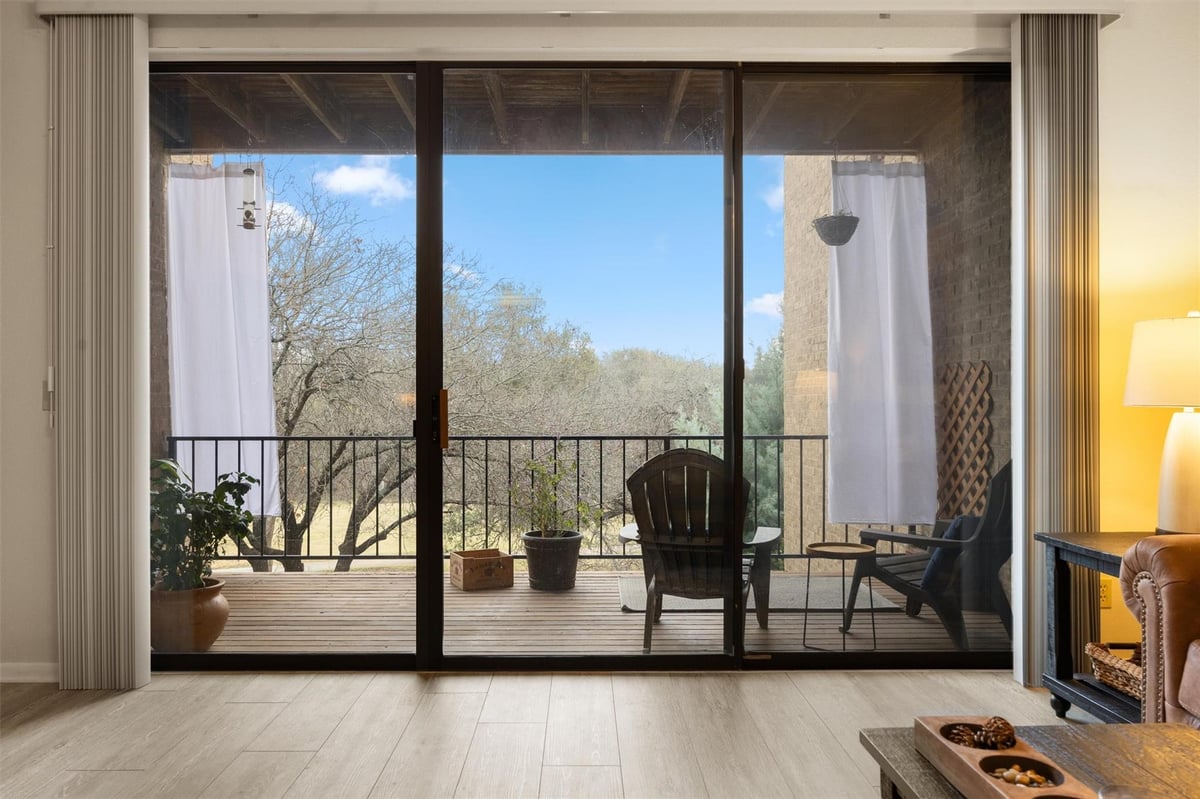 117 Lost SPUR Unit #5 - front exterior - Luxury home in Parkridge Green, Horseshoe Bay, TX